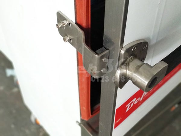 Tay khóa đặc trưng trên tủ nấu cơm công nghiệp Bep36