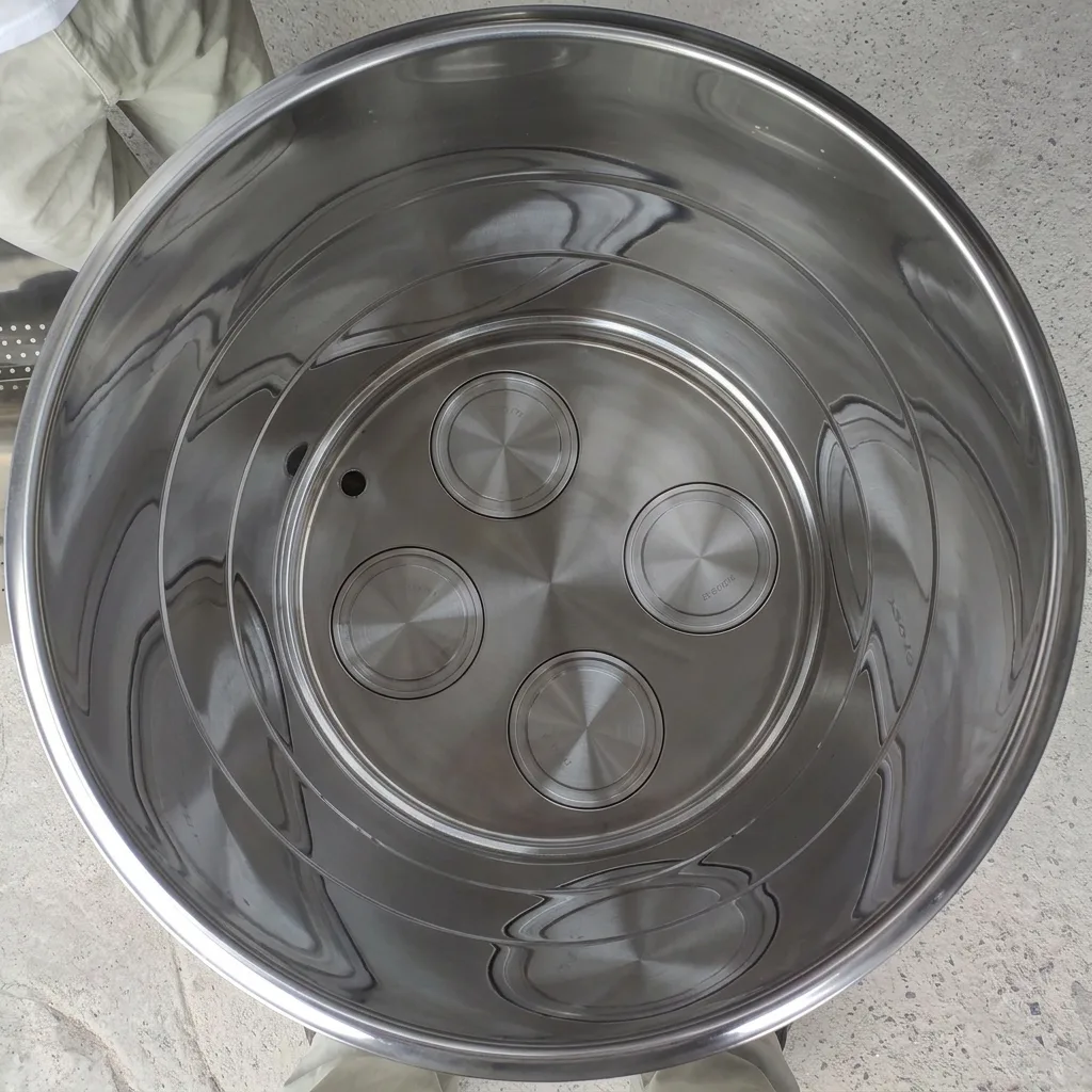 Bên trong khoang nấu với 4 mâm nhiệt của nồi phở 160 lít