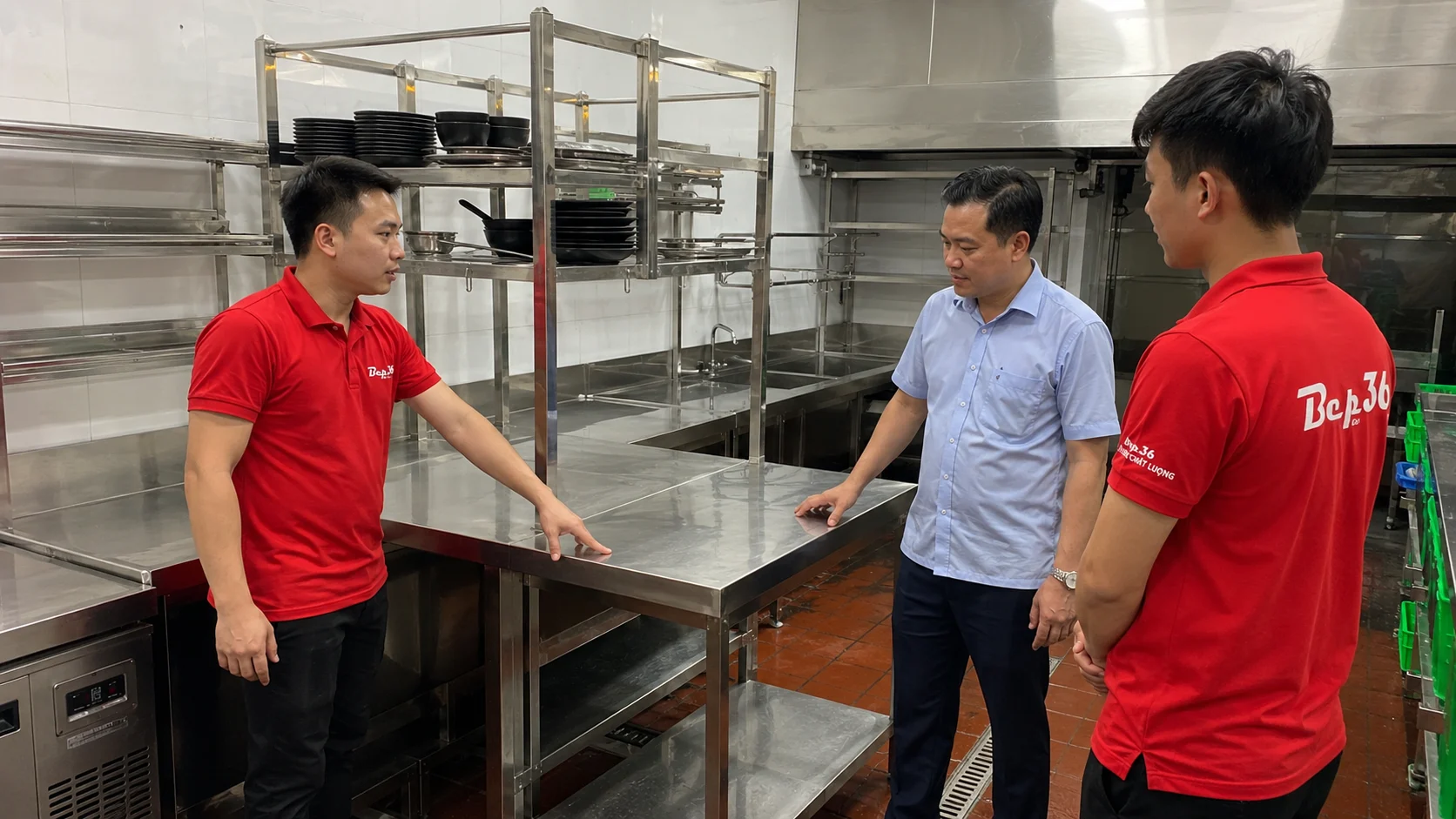 Bàn giao đồ inox cho khách hàng