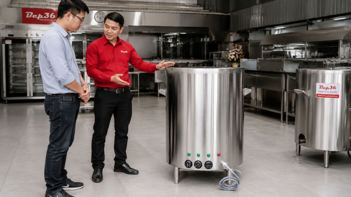 Hình ảnh nhân viên Bep36 tư vấn khách hàng sử dụng nồi nấu cháo công nghiệp